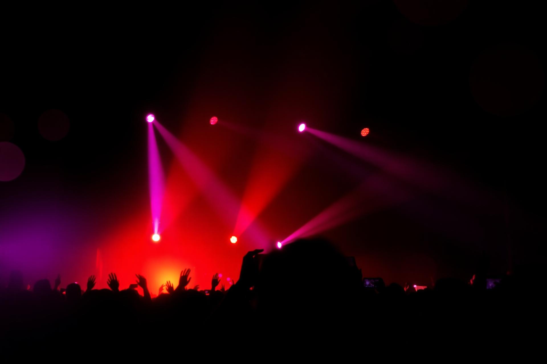 Concierto con luces de escenario